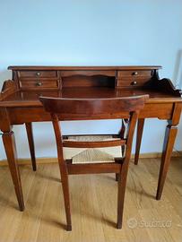 Scrivania con cassetti in legno massello