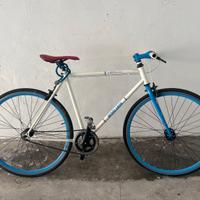 Bicicletta con ruote da corsa