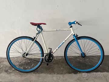 Bicicletta con ruote da corsa