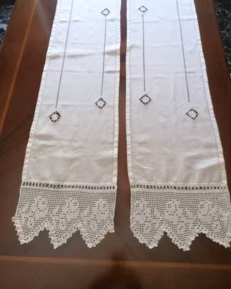 Due bellissime tendine a vetro per finestre 