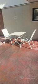 tavolino con sedie da giardino