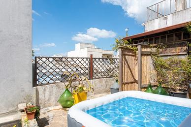 Casa vacanza enea con jacuzzi