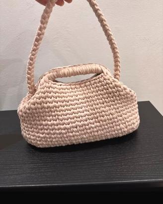 Clutch realizzata a mano all’uncinetto