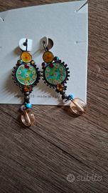 Orecchini pendenti colorati