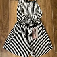 Tuta a righe bianche e nere nuova con cartellino