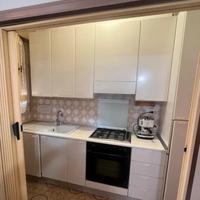 Cucina con elettrodomestici