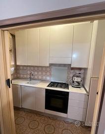 Cucina con elettrodomestici