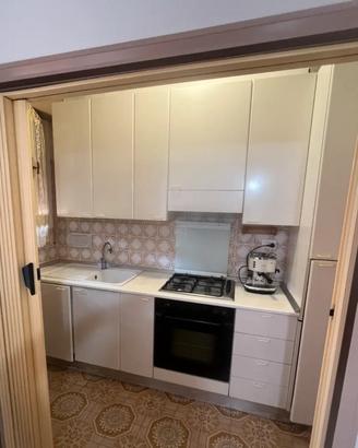 Cucina con elettrodomestici