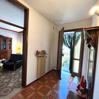 Villetta singola anni '70 con terreno edificabile