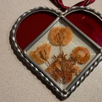 Cuore vetro con fiori secchi