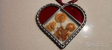 Cuore vetro con fiori secchi