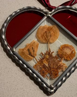 Cuore vetro con fiori secchi