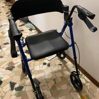 Deambulatore e bastone per anziani