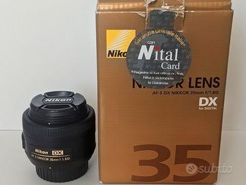 Nikon AF-S DX 35mm f/1.8G, paraluce HB46 e scatola