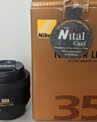 Nikon AF-S DX 35mm f/1.8G, paraluce HB46 e scatola