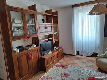 parete da soggiorno in noce