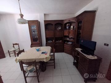 mobili salotto completo con tavolo e sedie