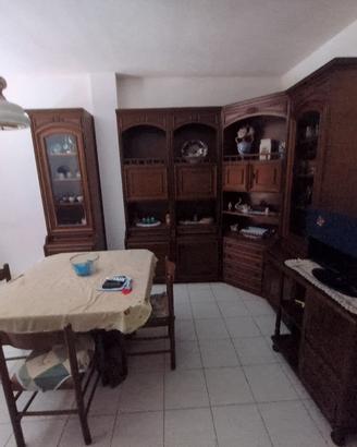 mobili salotto completo con tavolo e sedie
