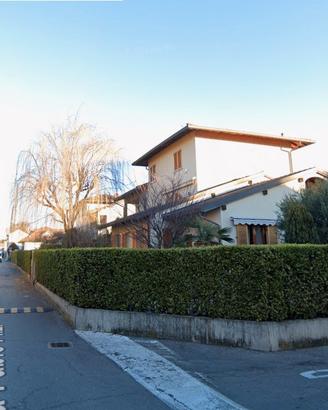 Open space a Lentate con cantina e balcone