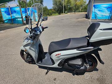 Honda SH 350i Sport. Luglio 2022 Pearl Falcon Gray