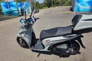 Honda SH 350i Sport. Luglio 2022 Pearl Falcon Gray