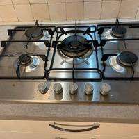 Piano cottura a gas cinque fuochi