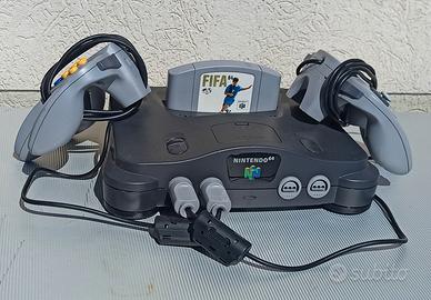 Nintendo 64 console con controller e gioco Fifa