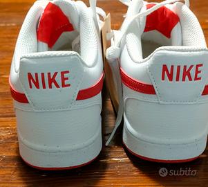 scarpe Nike bianche baffo rosso 