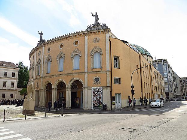 Centro teatro verdi 200 mq+garage+2cantine