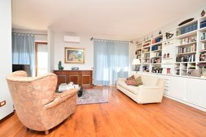 Elegante appartamento con garage e cantina