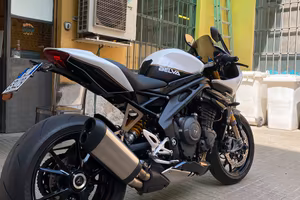 Triumph speed triple 1200rr