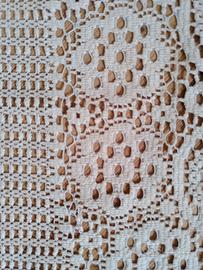 Tovaglia copritavolo vintage in pizzo color crema.