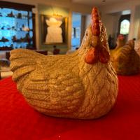 Gallina in ceramica francese . H 37cm . L 40 cm