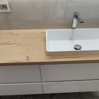 Mobile sospeso con lavabo