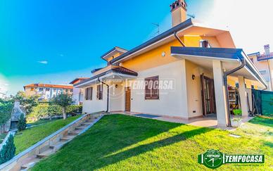 Villa a Bareggio Via Brughiera 5 locali