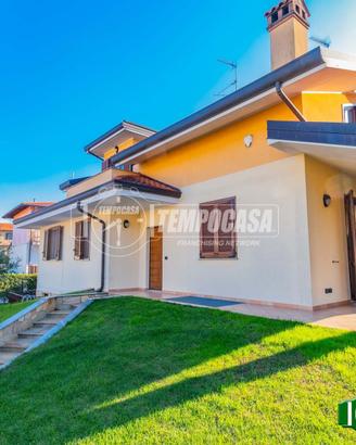 Villa a Bareggio Via Brughiera 5 locali