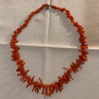 Collana con frange di corallo