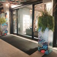 Fioriere in metallo con bordo antitaglio. Insegne