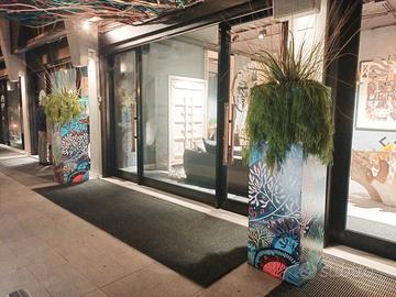 Fioriere in metallo con bordo antitaglio. Insegne