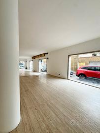 Ampio locale commerciale in posizione strategica