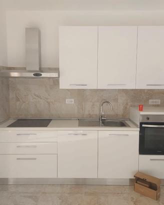 cucina con elettrodomestici 