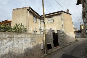 SOLUZIONE INDIPENDENTE CON CORTILE E BOX AUTO