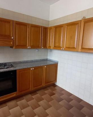 Cucina con piano in granito e lavello