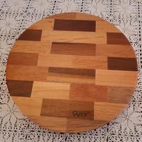 Tagliere in legno per formaggi con posate