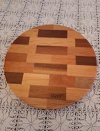 Tagliere in legno per formaggi con posate