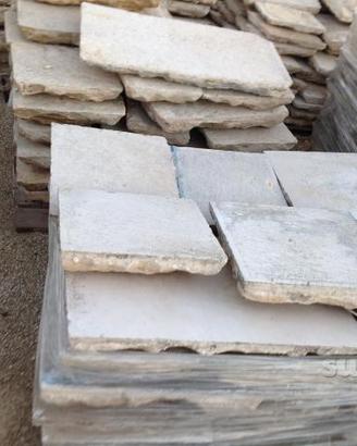 Antichi materiali edili in pietra di recupero