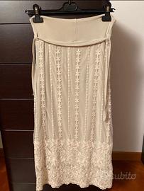 Gonna beige in pizzo bianco