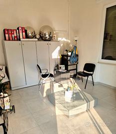 Armadio da ufficio con tavolino