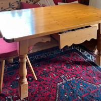 Tavolo  in legno massiccio