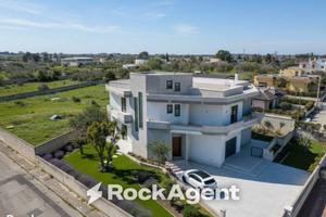 Villa di 352 m² con più di 5 locali e box auto a T